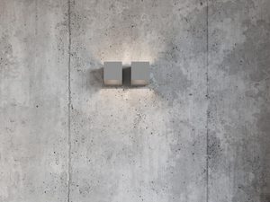 Miniaturka 17 - Jasnoszary kinkiet w stylu industrialnym na tle zasłon