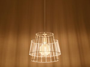 Miniaturka 8 - Zbliżenie na lampę w stylu industrialnym z ciepłym światłem