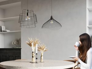 Miniaturka 4 - Czarne lampy wiszące z drucianymi kloszami nad stołem