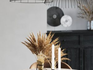 Miniaturka 5 - Czarne lampy wiszące z drucianymi kloszami nad stołem