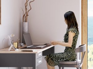 Miniaturka 9 - Praca przy biurku z nowoczesną lampką LED i kwiatem