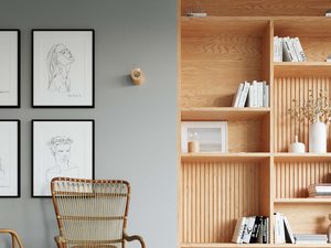 Miniaturka 6 - Drewniana lampa ścienna w pokoju z rysunkami w ramkach