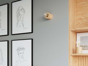 Miniaturka 5 - Zbliżenie na detal lampy z drewna bukowego i stylowej żarówki