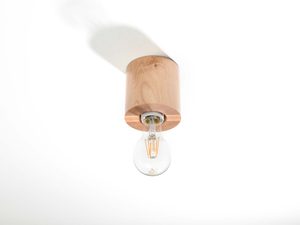 Miniaturka 1 - Zbliżenie na drewniany walec z żarówką LED w stylu loftowym