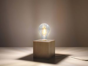 Miniaturka 2 - Prosta lampa stołowa z betonowym sześcianem i żarówką