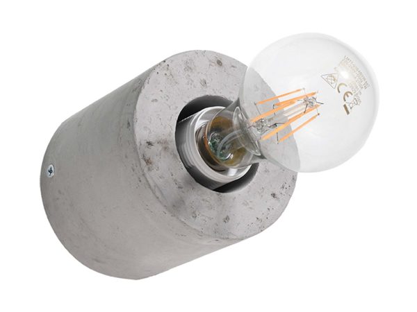 Zbliżenie na detal połączenia żarówki i gniazda w betonowej lampie
