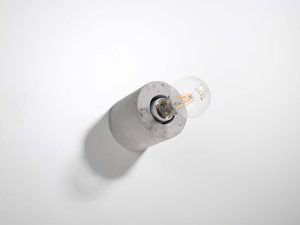 Miniaturka 1 - Widok z góry na lampę stołową z cylindryczną betonową bazą