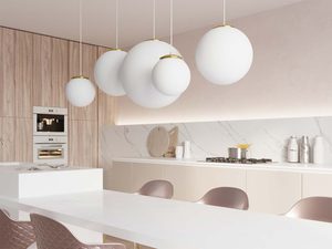 Miniaturka 10 - Elegancka kuchnia z białymi lampami kulami ze złotymi nasadkami