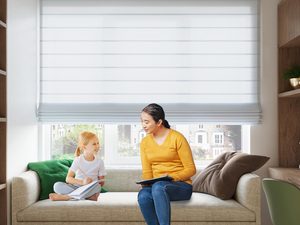 Miniaturka 3 - Pokój dzienny z białą lampą sufitową i roletami w stylu japandi