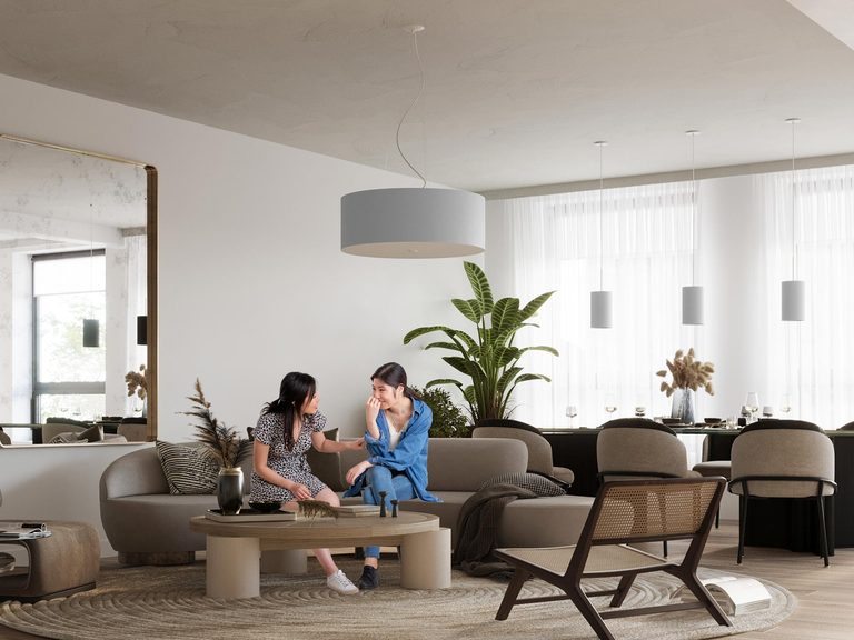 Jasny salon z lampą LED i dużym oknem,