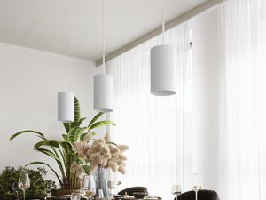 Miniaturka 11 - Designerska aranżacja z lampą LED w bieli i dużym przeszkleniem