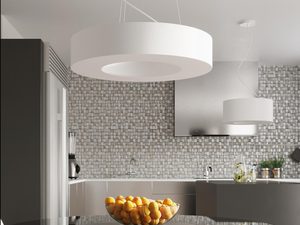 Miniaturka 10 - Designerska biała lampa LED nad stołem w kuchni z mozaiką