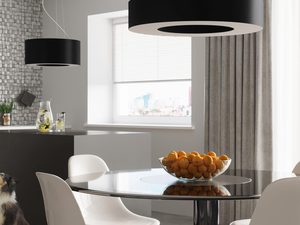 Miniaturka 3 - Lampa LED wisząca w kuchni z jasnymi ścianami i zasłonami