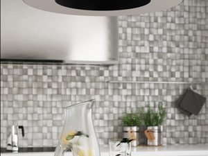 Miniaturka 5 - Czarna lampa LED z jasnym wnętrzem w kuchni z mozaiką