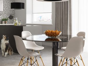 Miniaturka 9 - Nowoczesna kuchnia z czarną lampą LED i jasnym sufitem