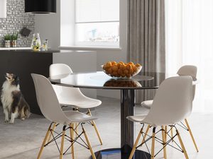 Miniaturka 9 - Czarna lampa LED wisząca w jadalni z dużym oknem i zasłonami