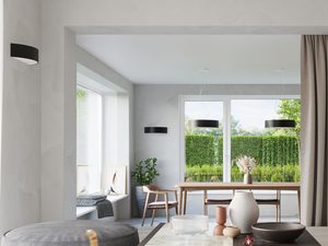 Miniaturka 11 - Jasna jadalnia z dużym stołem i czarną lampą LED