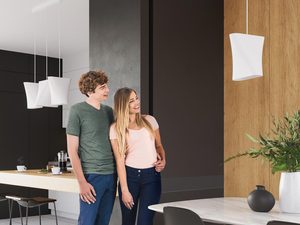 Miniaturka 3 - Jasna jadalnia z dużym oknem i nowoczesną lampą LED