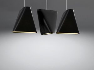 Miniaturka 8 - Trzy czarne klosze LED w aranżacji kuchni z drewnianym wykończeniem