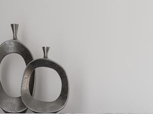 Miniaturka 5 - Biały kinkiet LED zamontowany nad ceramicznymi dekoracjami