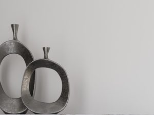 Miniaturka 11 - Nowoczesne kinkiety czarne i białe przy dekoracyjnych wazonach