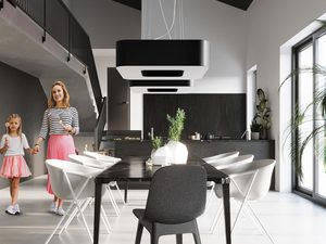 Miniaturka 9 - Czarne lampy LED z abażurami w dużym oknie salonowym