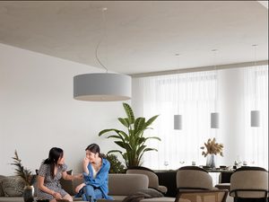 Miniaturka 4 - Salon z szarą lampą LED i firanami do ziemi