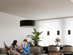 Miniaturka 10 - Zdjęcie z salonu z czarną lampą LED i niskim sufitem