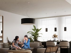 Miniaturka 10 - Salon z rodziną i czarną lampą LED sufitową