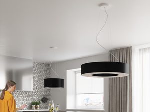 Miniaturka 10 - Wnętrze z czarną lampą pierścieniową i wyspą kuchenną