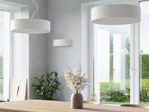 Miniaturka 4 - Designerska biała lampa LED nad stołem w przestronnym wnętrzu