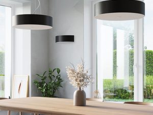 Miniaturka 10 - Lampa LED wisząca czarna, w jasnym wnętrzu jadalni