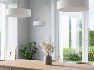 Miniaturka 4 - Jasny salon z białą lampą LED zawieszoną przy oknie