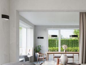 Miniaturka 11 - Minimalistyczna jadalnia z czarną lampą LED i białą ścianą