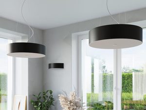 Miniaturka 12 - Aranżacja z czarną lampą LED w jasnym salonie z dużymi oknami