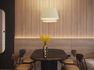 Miniaturka 3 - Designerska lampa nad eleganckim stołem w restauracyjnym wnętrzu