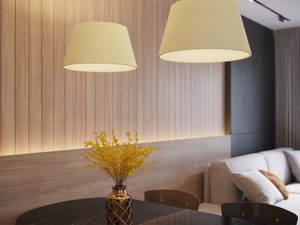 Miniaturka 4 - Dwie lampy nad stołem z drewnianym blatem i jasnymi krzesłami