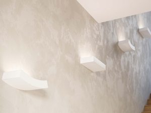 Miniaturka 3 - Korytarz z trzema kinkietami oświetlającymi ścianę i schody