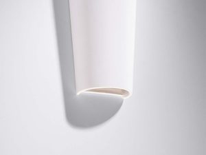 Miniaturka 1 - Kinkiet ścienny w formie stożka z ciepłym światłem skierowanym ku górze