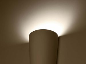 Miniaturka 2 - Kinkiet ścienny w formie stożka z ciepłym światłem skierowanym ku górze