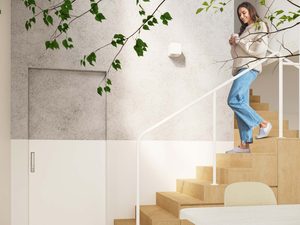 Miniaturka 5 - Kobieta wchodząca po schodach oświetlonych białym kinkietem