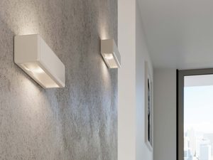 Miniaturka 3 - Jasny korytarz z białymi kinkietami ściennymi