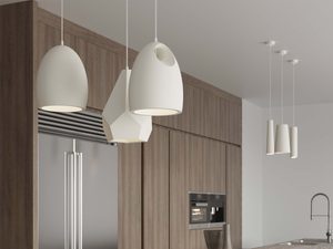 Miniaturka 5 - Aranżacja kuchni z trzema lampami wiszącymi nad wyspą