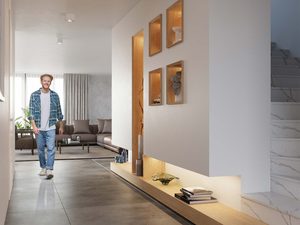 Miniaturka 4 - Salon z wnękami podświetlanymi w ścianie i lampami sufitowymi