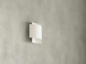 Miniaturka 5 - Biały kinkiet ścienny LED przy zasłonach, montaż natynkowy