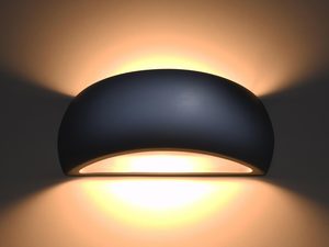 Miniaturka 9 - Kinkiet LED na jasnej ścianie przy schodach, styl minimalistyczny