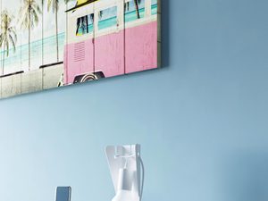 Miniaturka 5 - Designerska lampka biurkowa biała na tle niebieskiej ściany