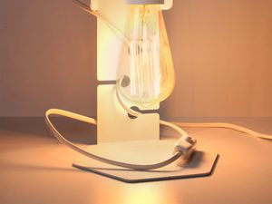 Miniaturka 3 - Biała lampka LED z ozdobną żarówką i delikatnym światłem