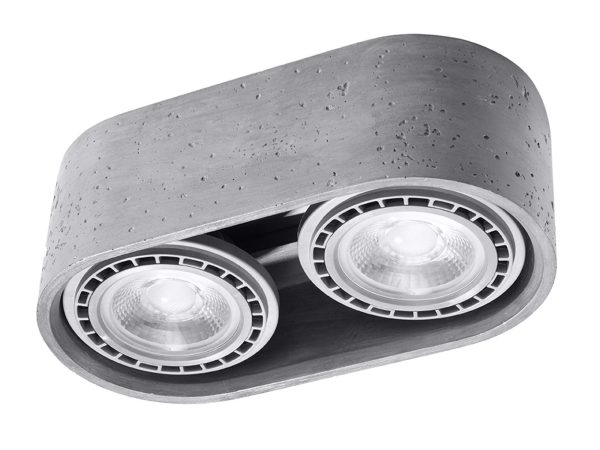 Salon z betonowymi lampami sufitowymi na prostym suficie