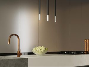 Miniaturka 4 - Nowoczesna kuchnia z trzema smukłymi czarnymi lampami